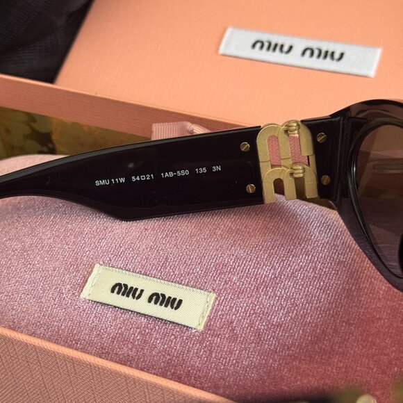 Viral Miu Miu Black Cat-Eye Sunglasses main image 4
